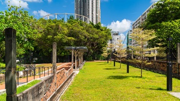 The Amenity Lawn provides a precious green space in the mixture of residential and industrial context of To Kwa Wan which offers a rejuvenating and calming experience.
